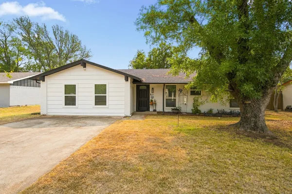 310 BELLAIRE DR