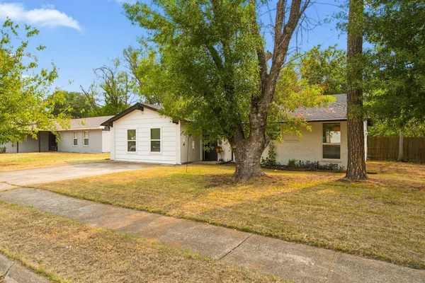 310 BELLAIRE DR