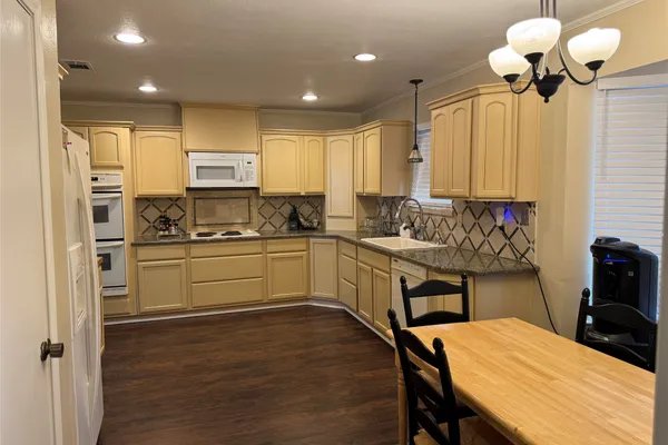 428 RIVER OAKS LN