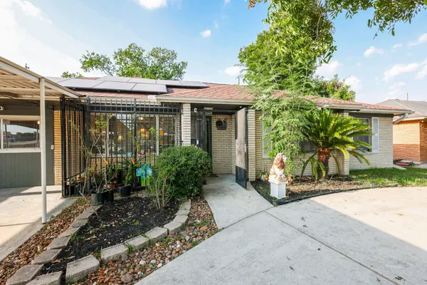 266 W RIVERWOOD DR