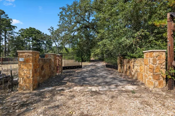 138 FOREST LN