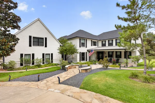 6400 LAKE OAKS CIR