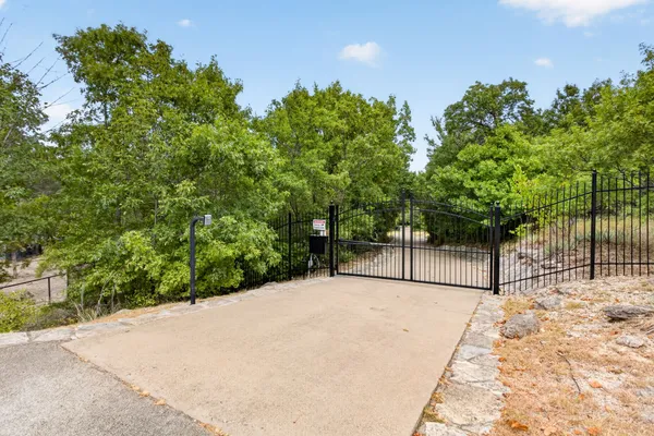 6400 LAKE OAKS CIR