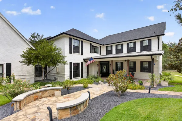 6400 LAKE OAKS CIR