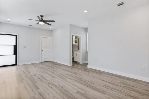 1042 ROSEMONT ST 2