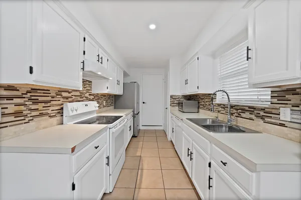 2961 ROOSEVELT AVE
