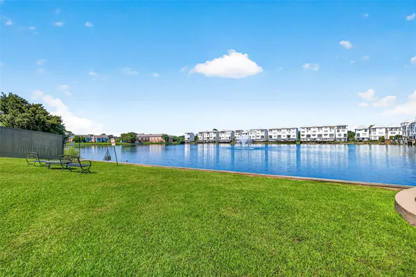 8810 LAKESHORE BEND DR