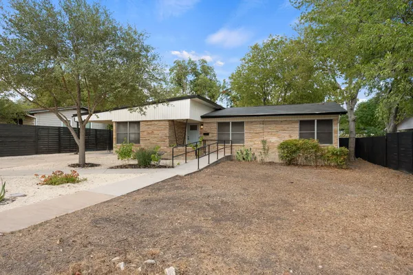 1418 LARKWOOD DR