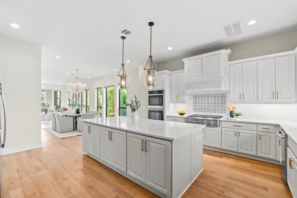 2621 GREENBRIAR DR