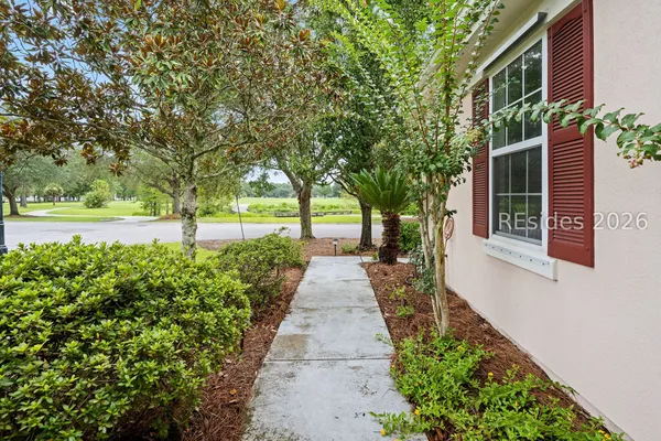 153 LANDING LN