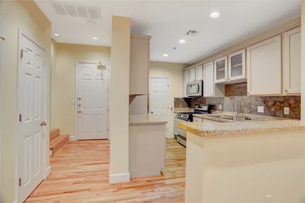 2520 ROBINHOOD ST 1008