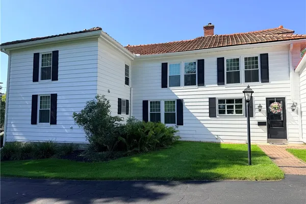 8 GLEN ST