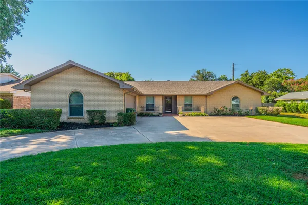 1804 LINCOLNSHIRE DR