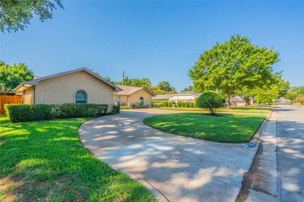 1804 LINCOLNSHIRE DR