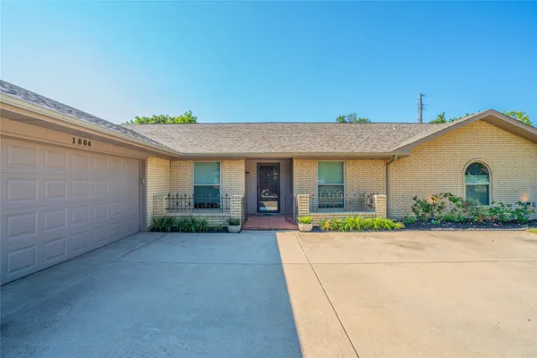 1804 LINCOLNSHIRE DR