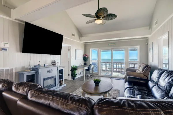 814 BEACH DR