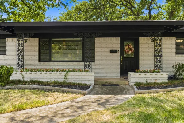 1500 W LAVENDER LN