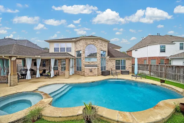 8111 HIGHLAND GREEN DR