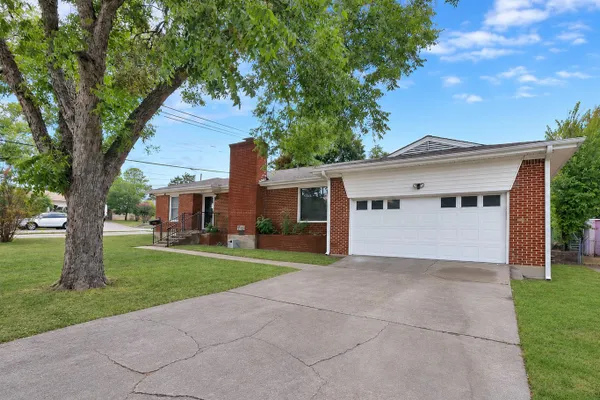 1003 BROOKHOLLOW DR