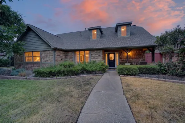 2121 MCDANIEL CIR