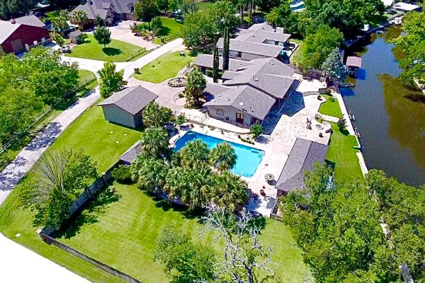 311 OLEANDER DR