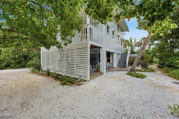 201 WHITE PELICAN DR