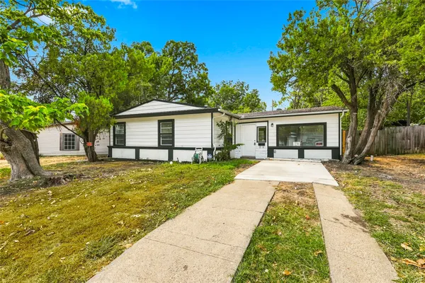 702 JONATHAN LN