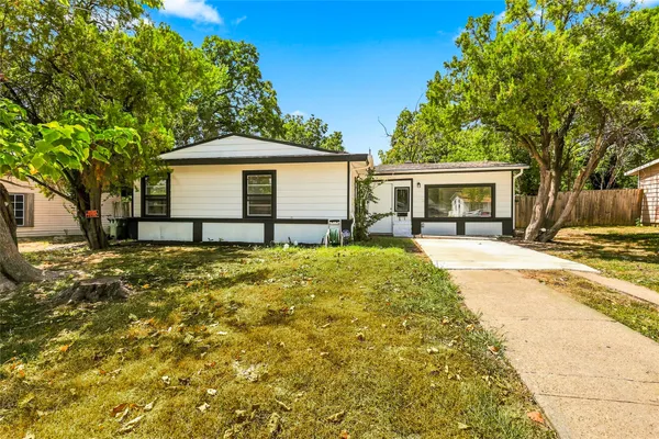 702 JONATHAN LN