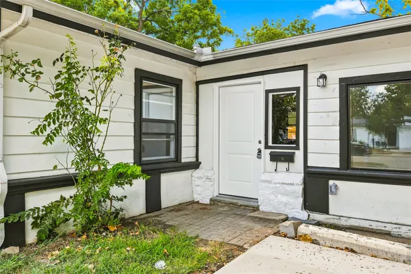 702 JONATHAN LN