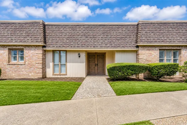 2611 YORKTOWN LN