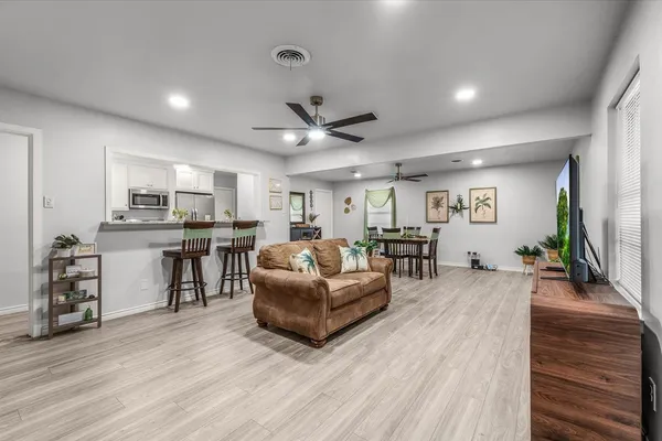 2244 CAMBRIDGE DR