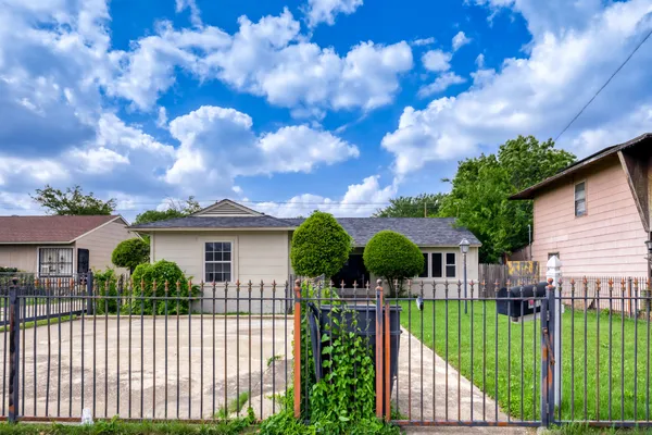 1017 HOKE SMITH DR