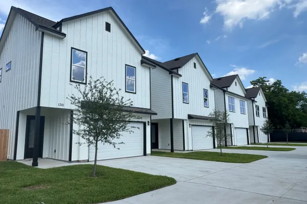 1310 DUFF LN