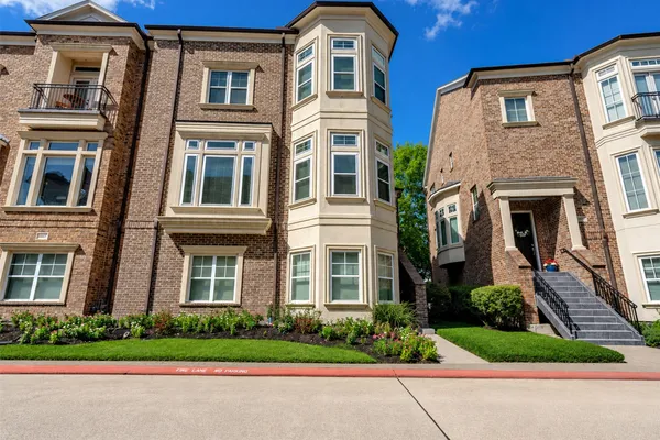 4611 REGENT MANOR DR