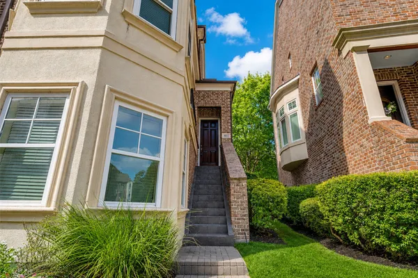 4611 REGENT MANOR DR