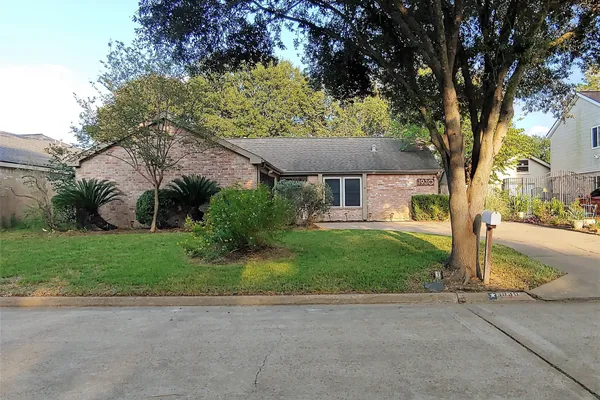 1930 PEPPERWOOD LN