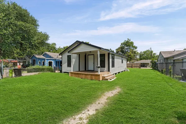 1219 WALNUT AVE