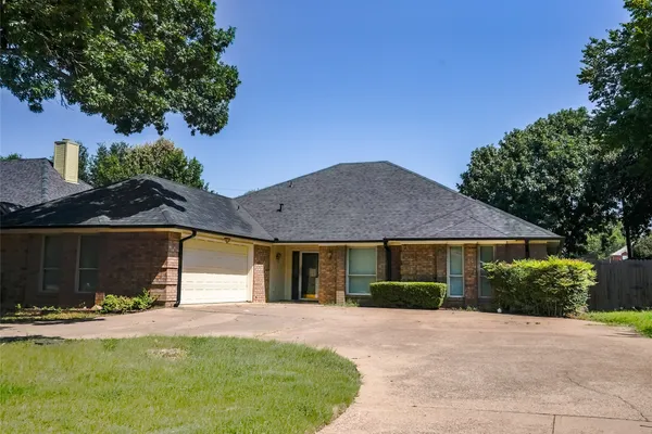 1123 SHADY OAK TRL