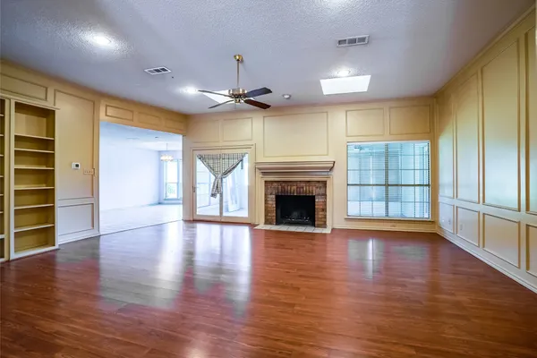 1123 SHADY OAK TRL