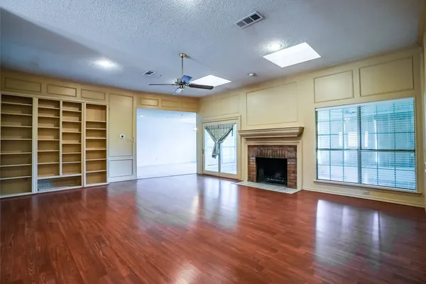 1123 SHADY OAK TRL