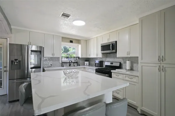 306 W HOUSTON AVE