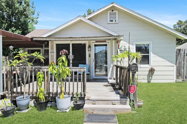 306 W HOUSTON AVE