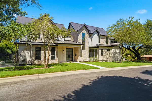 2301 WESTWORTH CIR