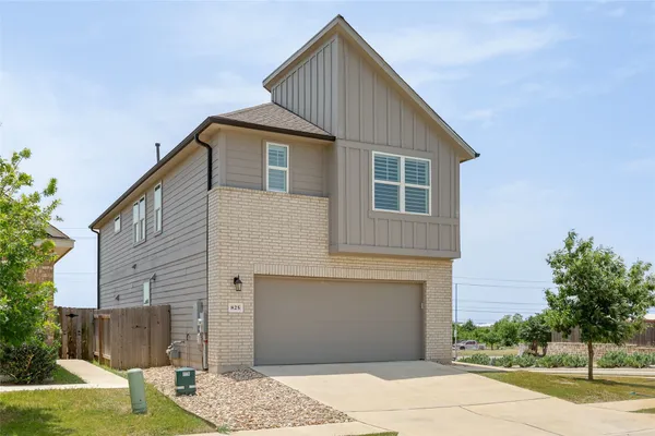 825 FORTROSE TER