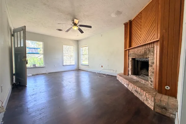 1904 WRIGHT BLVD