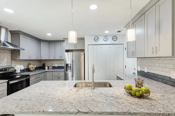 936 ELMWOOD DR