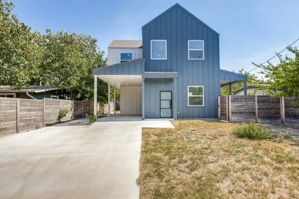 1042 ROSEMONT ST 1