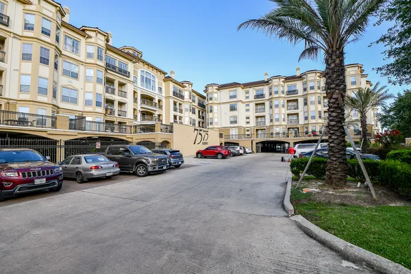 7575 KIRBY DR 2209