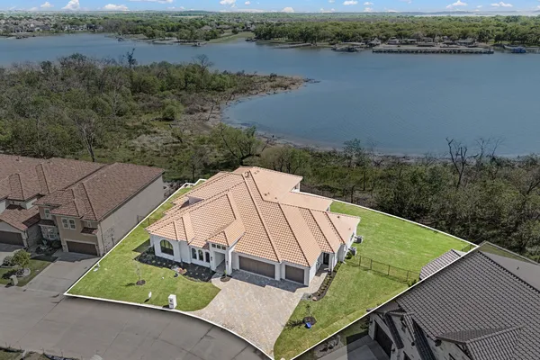 9065 LAKESIDE DR