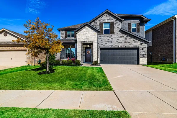 933 W DR
